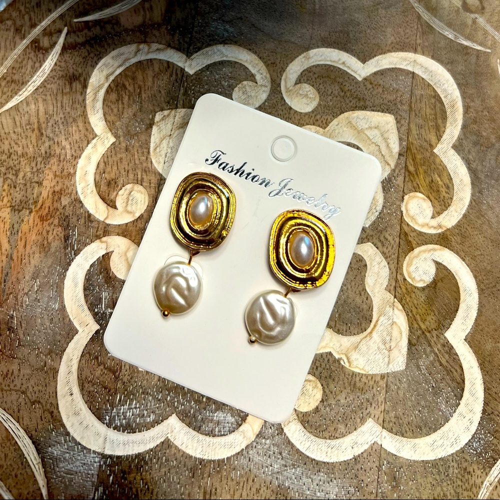 GOLD EARINGS WITH PEARL